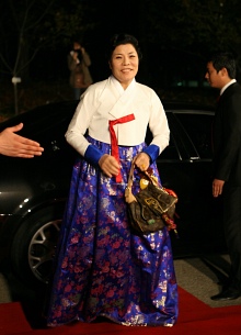 ▲ 한복 디자이너 박술녀가 레드카펫을 밟고 있다. &nbsp;ⓒ 뉴데일리