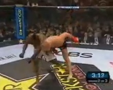 ▲ 2라운드 초 표도르가 로저스의 왼쪽 턱을 가격하는 모습. ⓒ&nbsp;동영상 캡처&nbsp;