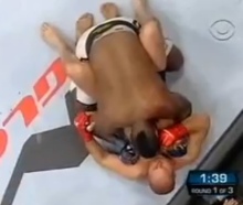 ▲ 로저스가 표도르를 상대로 파운딩 공격을 퍼붓는 모습. ⓒ 동영상 캡처