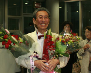 ▲ 박찬홍 공주대학교 사범대학 명예교수가 공연을 마치고 꽃다발에 묻혀 있다. ⓒ 뉴데일리