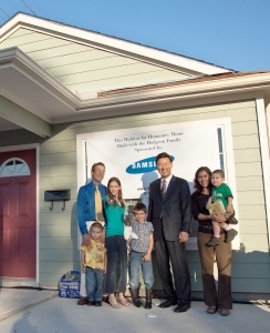 ▲ 삼성전자 미국통신법인(STA)은 지난 5일(현지 시간) 미국 텍사스주의 플라노(Plano)시에서 해비타트 '희망의 집짓기' 입주식 행사를 실시했다. 손대일 법인장과 앤써니 호그슨씨 가족들. ⓒ 뉴데일리