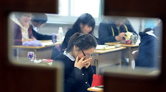 ▲ 12일 대학수학능력시험에 대비해 공부를 하다 잠깐 눈을 비비고 있는 여학생ⓒ연합뉴스