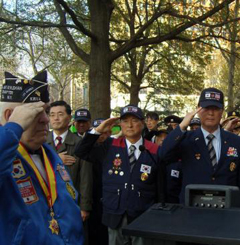 ▲ 박세환 향군회장(오른쪽 맨 끝)이 7일(현지시간) 뉴욕 배터리 파크(Battery Park) 한국전 참전 기념비 앞에서 참배행사를 하고 있다 ⓒ 향군제공