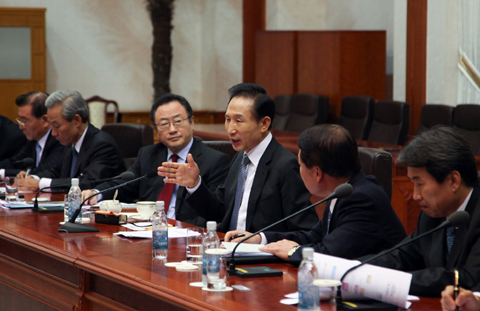 ▲ 서울 G20 정상회의 준비위원회가 9일 출범, 이명박 대통령이 주재한 가운데 첫 청와대에서 첫 회의를 갖고 있다. ⓒ 뉴데일리 <=청와대 제공>