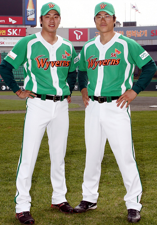 ▲ 그린 유니폼을 입은 SK 김광현박정권 선수(왼쪽부터) ⓒSK