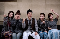 ▲ '수능 응원가'를 함께 부른 뒤 기념촬영을 하고 있는 차길영 강사(가운데)와 브아걸 멤버들.&nbsp; ⓒ 뉴데일리