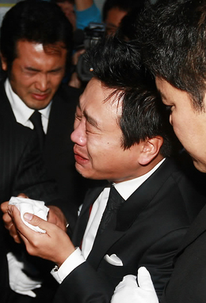 ▲ 신종플루로 사망한 배우 이광기의 아들 故 이석규군의 발인식이 10일 오전 경기도 일산백병원 장례식장에서 진행된 가운데 이광기가 아들의 장난감을 들고 눈물을 흘리고 있다.&nbsp; ⓒ 연합뉴스