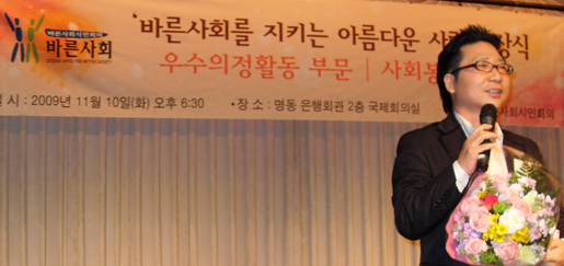 ▲ 10일 한 시민단체가 주최한 수상식에서 노래를 통한 '독도 알리기'에 앞장 선 공로로 사회부문에서 수상한 가수 서희 ⓒ뉴데일리 