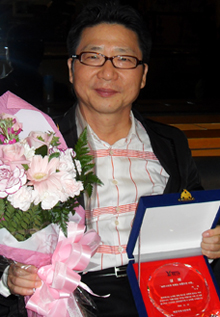 ▲ '독도 가수'로 불리는 서희가 지난 3월 서울 잠실운동장에서 전개된 '제2회 월드베이스볼클래식(WBC)' 한국과 일본의 결승전 응원무대에서 독도 노래를 부른 당시 ⓒ연합뉴스