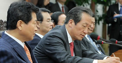 ▲ 한나라당 최고중진연석회의에 참석한 정몽준 대표와 안상수 원내대표 등 지도부 ⓒ연합뉴스