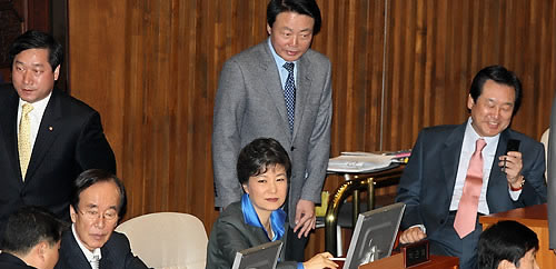 ▲ 국회 본회의장에 참석한 박근혜 전 한나라당 대표와 친박 의원들 ⓒ연합뉴스