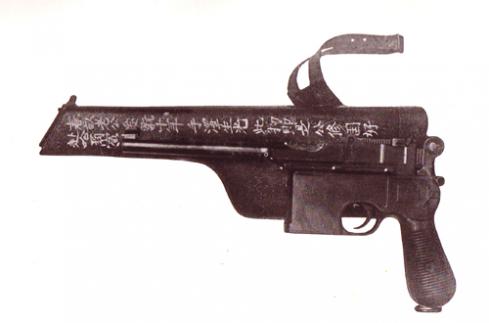 ▲ 자위단을 이끌고 지방으로 떠나는 우치다에게 이토 통감이 선물한 권총.&nbsp;