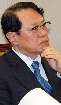 ▲ 12일 오전 국회에서 열린 국회 운영위원회의 대통령실에 대한 국정감사에서 정정길 대통령실장이 생각에 잠겨 있다.ⓒ연합뉴스