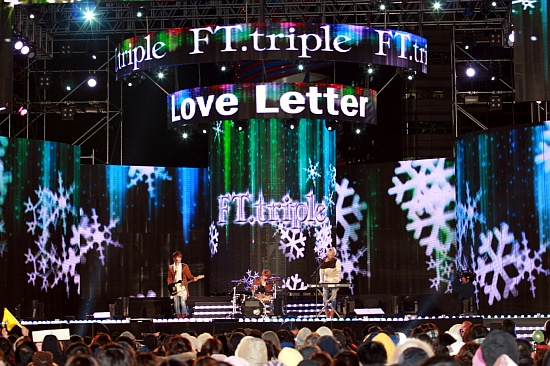 ▲ 잔잔한 무대로 공연을 펼친 FT트리플(왼쪽부터 이재진 최민환 최종훈) ⓒ 뉴데일리