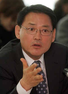 ▲ 유인촌 문화체육관장관이 12일 오전 홍릉 영화진흥위원회 회의실에서 열린 '영화진흥위원회 개혁방안 보고'에 참석, 총평을 하고 있다.ⓒ연합뉴스