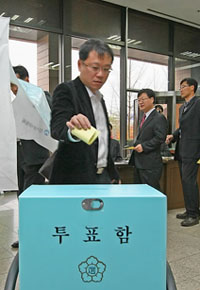 ▲ 10일 정부 과천청사에서 통합공무원노조 환경부 조합원들이 민노총과 통공노 탈퇴 여부를 묻는 찬반 투표를 하고 있는 모습 ⓒ연합뉴스