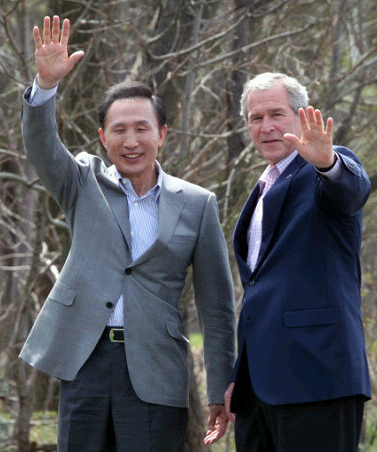 ▲ 지난해 4월 이명박 대통령과 조지 부시 미 대통령이 워싱턴D.C 북쪽 메릴랜드주 미국 대통령 공식별장 캠프 데이비드에서 한미 정상 공동 기자회견을 마친 후 함께 걸어나가다 취재진을 향해 손을 흔들고 있다. ⓒ 연합뉴스