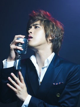 ▲ 지난 4월 채동하가 MBC ‘W’ 제작진과 함께 네팔의 밀알학교 추가건축현장을 찾아 봉사활동을 펼치고 있는 모습. ⓒ MBC 방송 캡처