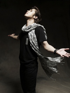 ▲ 지난 4월 채동하가 MBC ‘W’ 제작진과 함께 네팔의 밀알학교 추가건축현장을 찾아 봉사활동을 펼치고 있는 모습. ⓒ MBC 방송 캡처