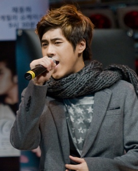 ▲ 지난 4월 채동하가 MBC ‘W’ 제작진과 함께 네팔의 밀알학교 추가건축현장을 찾아 봉사활동을 펼치고 있는 모습. ⓒ MBC 방송 캡처