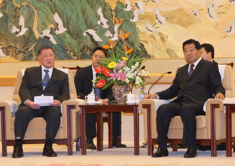 ▲ 정몽구 회장은 12일 중국 베이징 시내에 위치한 전국인민 정치협상회의(정협, 政協)를 방문해 가경림(자칭린·賈慶林) 주석을 비롯한 중국 정부 주요 각료들을 만나 한·중 양국의 동반자적 관계 증진과 경제발전에 있어 현대·기아차그룹의 역할에 대해 설명하고, 중국 정부의 적극적인 협조와 지원을 부탁했다. 정몽구 현대·기아차 회장이 가경림 중국 전국인민정치협상회의 주석과 함께 대화를 나누고 있는 모습(왼쪽부터 정몽구 현대·기아차 회장, 가경림 주석). ⓒ 뉴데일리