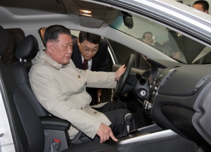 ▲ 정몽구 현대·기아차 회장이 기아차 중국공장에서 생산된 포르테에 직접 올라타 품질을 점검하고 있는 모습(왼쪽부터 정몽구 현대·기아차 회장, 이현순 현대·기아차 연구개발담당 부회장) ⓒ 뉴데일리