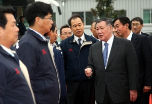 ▲ 정몽구 현대·기아차 회장이 기아차 중국공장 임직원들에게 중국시장의 중요성을 강조하며 임직원들을 격려하고 있는 모습. ⓒ 뉴데일리