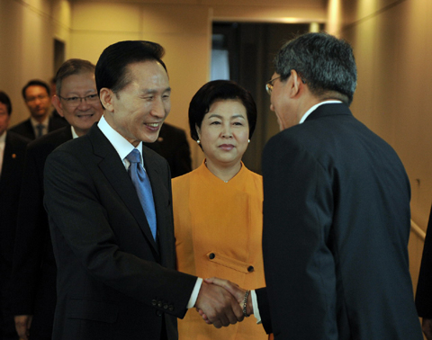 ▲ 13일 싱가포르 창이국제공항에 도착한 이명박 대통령과 부인 김윤옥 여사. ⓒ 뉴데일리 <=청와대 제공>
