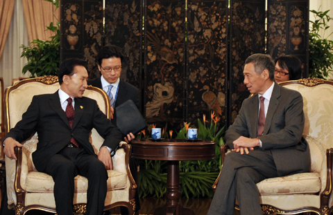 ▲ 이명박 대통령이 13일 싱가포르 이스타나 대통령궁에서 리셴룽(李顯龍) 싱가포르 총리와 정상회담을 갖고 있다. ⓒ 뉴데일리