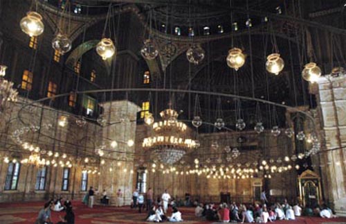 ▲ 무하마드 알리 모스크의 내부. 교회처럼 많은 등과 샹들리에, 스테인드 글라스로 화려하게 장식되어 있다. 