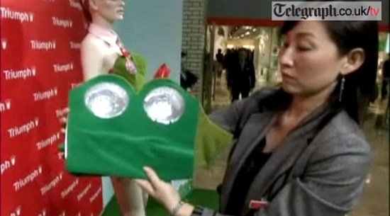 ▲ 한 직원이 '브라'의 뒷면을 보여주고 있다ⓒ영국 일간 텔레그래프(Telegragh)  캡처