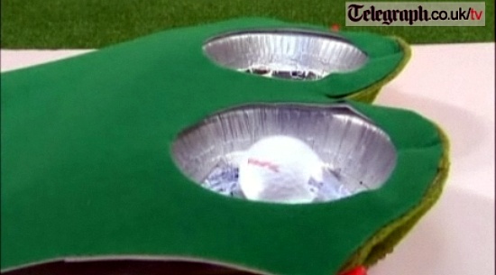 ▲ 골프 퍼팅에 성공하면 숨겨진 스피커에서 '나이스 샷' 소리가 나온다ⓒ영국 일간 텔레그래프(Telegragh) 캡처