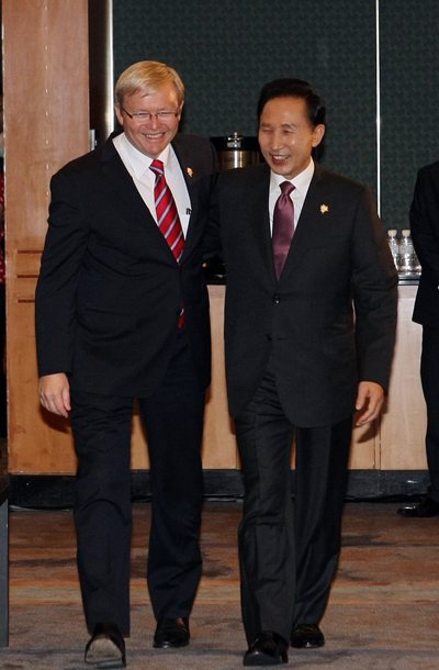 ▲ APEC(아시아&middot;태평양 경제협력체) 정상회의 참석을 위해 싱가포르를 방문중인 이명박 대통령과 케빈 러드 호주 총리가 14일 정상회담을 위해 걸어가고 있다. ⓒ 뉴데일리 <=청와대 제공>