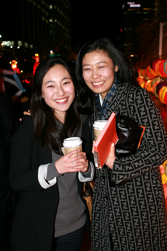 ▲ 이날 축제에 참석한 유지현(28·오른쪽)씨와 친구가 즐거운 표정을 짓고 있다. ⓒ 뉴데일리