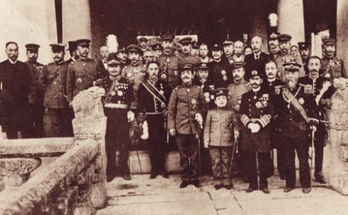 ▲ 일본 황태자의 한국방문 기념 사진. 앞줄 오른쪽부터, 伊藤博文, 有栖川宮, 한국황태자, 일본황태자. 뒷줄 오른쪽부터 조중응, 송병준, 桂太郞, 東鄕平八郞, 이완용, 이병무. 