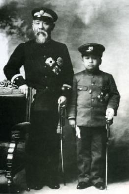 ▲ 군복 또는 교복(?)을 입은 어린 영친왕과 이토. 영친왕을 인질로 데려간 일본은 그를 학습원(황족 귀족학교) 육군중앙학교 육군사관학교를 거쳐 일본 황족으로 키웠다.