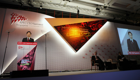 ▲ APEC(아시아&middot;태평양경제협력체) 정상회의 참석을 위해 싱가포르를 방문중인 이명박 대통령이 13일 APEC CEO 서밋에서 기조연설을 하고 있다. ⓒ 뉴데일리 <=청와대 제공>