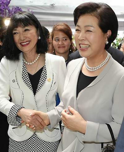 ▲ 이명박 대통령 부인 김윤옥 여사가 14일 싱가포르 보타닉 가든에서 열린 호칭 싱가포르 총리부인 주최 오찬에서 하토야마 유키오(鳩山由紀夫) 일본 총리부인 미유키(辛) 여사와 만나 반갑게 악수하고 있다. ⓒ 연합뉴스