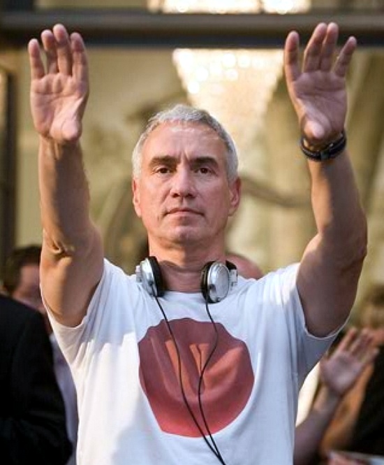 ▲ 롤랜드 에머리히 감독이 영화 촬영중 포즈를 취하고 있다 ⓒ영화 홈페이지