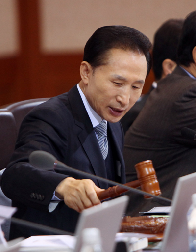 ▲ 정부는 17일 청와대에서 이명박 대통령 주재로 국무회의를 열고 2020년 국가 온실가스 감축 목표치를 2020년까지 2005년 대비 4% 줄이는 안으로 최종 설정했다. ⓒ 뉴데일리 <=청와대 제공>