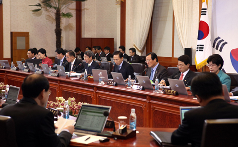 ▲ 이명박 대통령이 17일 오전 청와대에서 열린 국무회의에서 상정 안건을 심의하고 있다. ⓒ 뉴데일리 <=청와대 제공>