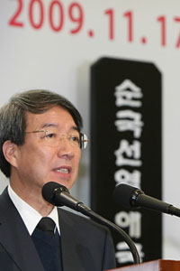 ▲ 정운찬 국무총리가 17일 서울 백범기념관에서 열린 '제70회 순국선열의 날' 행사에서 기념사를 하고 있다 ⓒ연합뉴스 