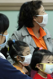 ▲ 신종플루가 급속도로 확산되는 가운데 서울의 한 소아병원에서 마스크를 쓴 대기자들이 진료 순서를 기다리고 있다 ⓒ 연합뉴스