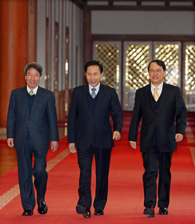 ▲ 이명박 대통령이 17일 오전 국무회의에 참석하기 위해 정운찬 국무총리, 정정길 대통령실장과 함께 입장하고 있다. 이 대통령을 포함해 모두 조끼나 카디건을 착용한 모습이 눈에 띈다. ⓒ뉴데일리 <=청와대 제공>