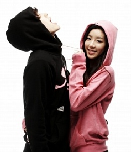 ▲ 가수 세븐과 텔런트 박한별이 다정한 모습을 보여주고 있다ⓒ세븐 미니홈피 캡처