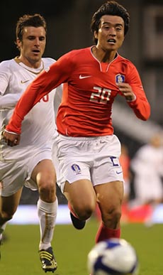 ▲ 19일 새벽(현지시간) 영국 런던 크레이븐 코티지에서 열린 한국 대 세르비아의 축구 국가대표팀 평가전에서 이동국이 문전으로 쇄도하고 있다. ⓒ연합뉴스