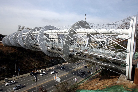 ▲ 19일 서울 반포동에 '누에다리'가 개통됐다. 반포로 상공에 놓인 보행육교 누에다리 아래로 자동차들이 달리고 있다. 누에다리는 그동안 반포로로 단절됐던 서리풀공원과 몽마르뜨공원을 이어준다ⓒ서초구청