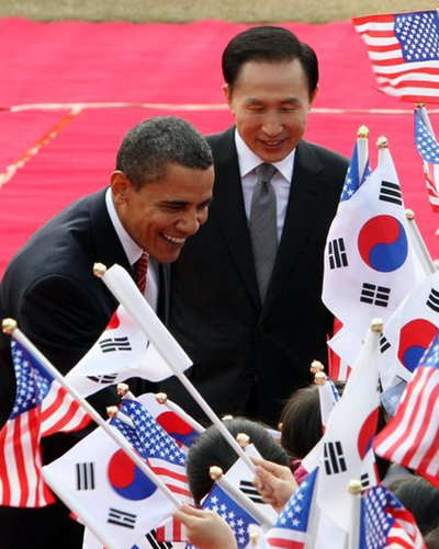 ▲ 이명박 대통령과 버락 오바마 미국 대통령이 19일 오전 청와대에서 열린 공식환영식에서 태극기와 성조기를 흔들며 환영하는 어린이들과 인사하고 있다. ⓒ 연합뉴스