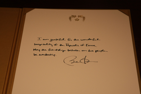 ▲ 버락 오바마 대통령은 19일 청와대에서 한미정상회담에 앞서&nbsp;방명록에 