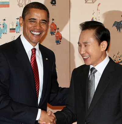 ▲ 이명박 대통령과 버락 오바마 미국 대통령이 19일 오전 청와대에서 열린 정상회담에 앞서 기념촬영을 하고 있다. ⓒ 뉴데일리